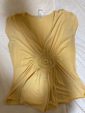 Source Unknown Yellow Crochet Center V-Neck Short Sleeve Top